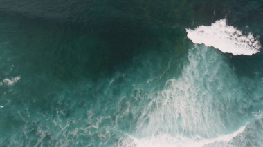 Kayalıklarla, renkleriyle ve deniziyle kıyı şeridi