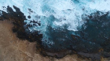 Kayalıklarla, renkleriyle ve deniziyle kıyı şeridi