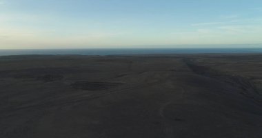 Kayalıklarla, renkleriyle ve deniziyle kıyı şeridi