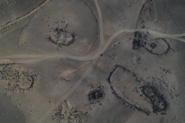 Kayalıklarla, renkleriyle ve deniziyle kıyı şeridi