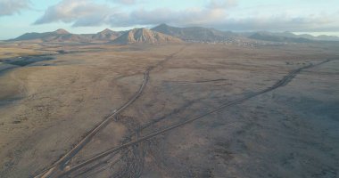 Kayalıklarla, renkleriyle ve deniziyle kıyı şeridi