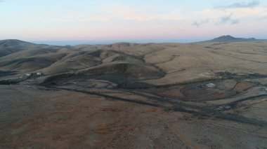 Kayalıklarla, renkleriyle ve deniziyle kıyı şeridi