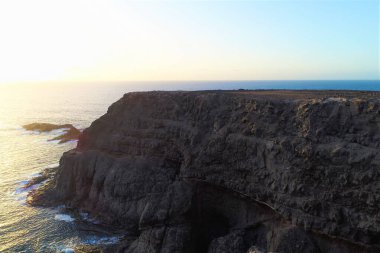 Kayalıklarla, renkleriyle ve deniziyle kıyı şeridi