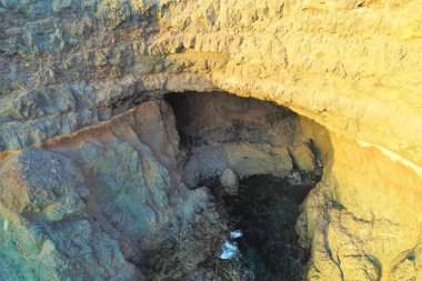 Kayalıklarla, renkleriyle ve deniziyle kıyı şeridi