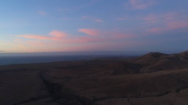 Kayalıklarla, renkleriyle ve deniziyle kıyı şeridi