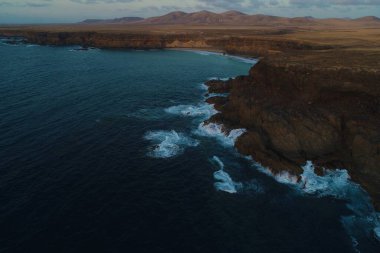 Kayalıklarla, renkleriyle ve deniziyle kıyı şeridi