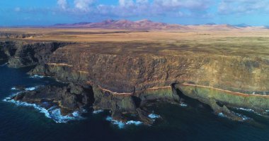 Kayalıklarla, renkleriyle ve deniziyle kıyı şeridi