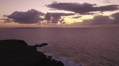 Kayalıklarla, renkleriyle ve deniziyle kıyı şeridi