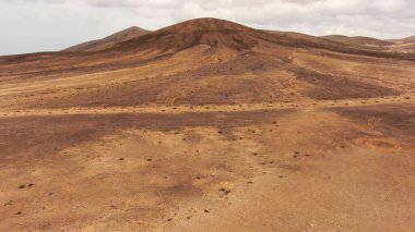 Uçurumlarıyla, renkleriyle ve deniziyle kıyı şeridi