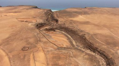 Uçurumlarıyla, renkleriyle ve deniziyle kıyı şeridi