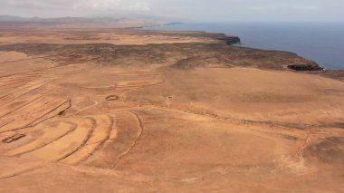 Uçurumlarıyla, renkleriyle ve deniziyle kıyı şeridi