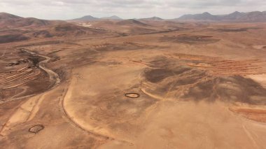 Uçurumlarıyla, renkleriyle ve deniziyle kıyı şeridi