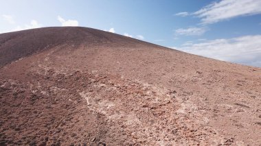 Uçurumlarıyla, renkleriyle ve deniziyle kıyı şeridi