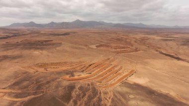 Uçurumlarıyla, renkleriyle ve deniziyle kıyı şeridi