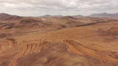 Uçurumlarıyla, renkleriyle ve deniziyle kıyı şeridi