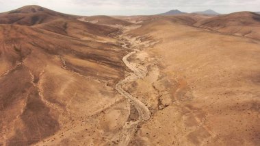 Uçurumlarıyla, renkleriyle ve deniziyle kıyı şeridi