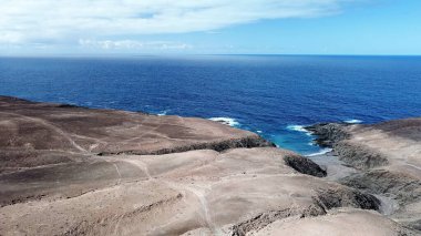 Uçurumlarıyla, renkleriyle ve deniziyle kıyı şeridi