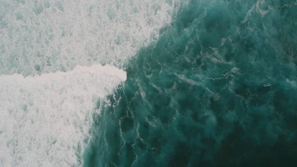 Kayalıklarla, renkleriyle ve deniziyle kıyı şeridi