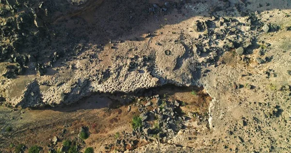 Kayalıklarla Renkleriyle Deniziyle Kıyı Şeridi — Stok fotoğraf