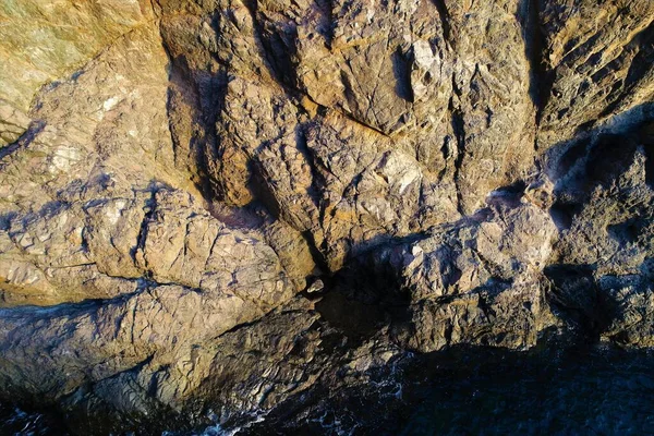 Kayalıklarla Renkleriyle Deniziyle Kıyı Şeridi — Stok fotoğraf