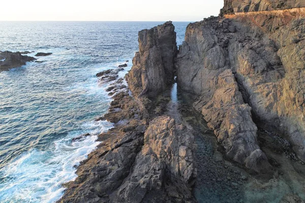 Küste Mit Klippen Und Ihren Farben Und Das Meer Das — Stockfoto