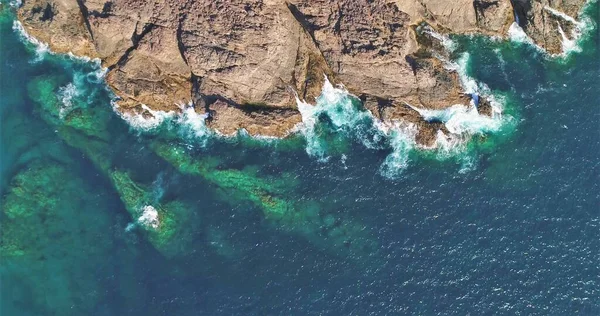 Coastline Con Scogliere Relativi Colori Mare Che Notato — Foto Stock