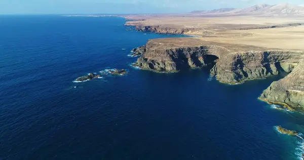 Kustlijn Met Kliffen Zijn Kleuren Zee Wordt Opgemerkt — Stockfoto
