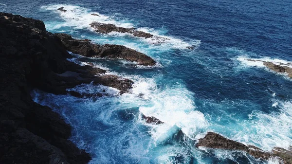 崖とその色と海が注目されている海岸線 — ストック写真
