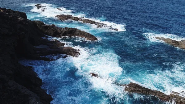 Uçurumlarıyla, renkleriyle ve deniziyle kıyı şeridi