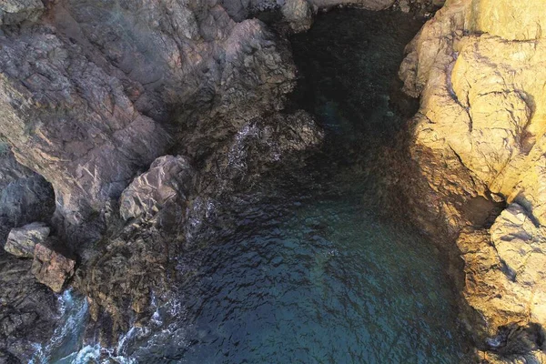 崖とその色と海が注目されている海岸線 ロイヤリティフリーのストック写真