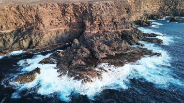 Uçurumlarıyla, renkleriyle ve deniziyle kıyı şeridi