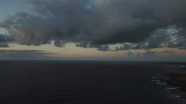 Uçurumlarıyla, renkleriyle ve deniziyle kıyı şeridi