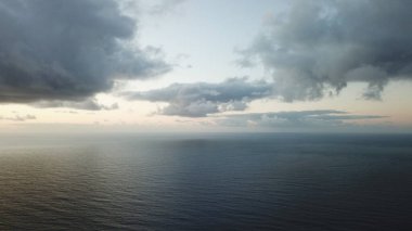 Uçurumlarıyla, renkleriyle ve deniziyle kıyı şeridi