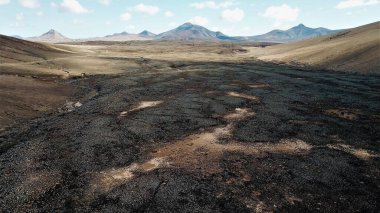 Uçurumlarıyla, renkleriyle ve deniziyle kıyı şeridi