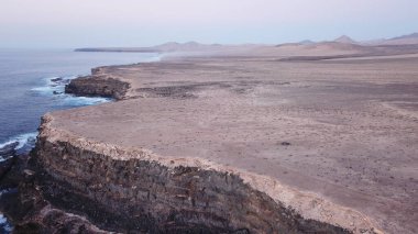 Uçurumlarıyla, renkleriyle ve deniziyle kıyı şeridi