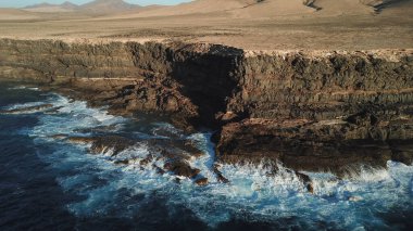 Uçurumlarıyla, renkleriyle ve deniziyle kıyı şeridi