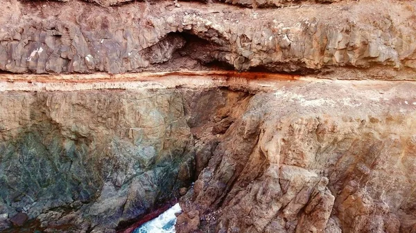 Uçurumlarıyla Renkleriyle Deniziyle Kıyı Şeridi — Stok fotoğraf