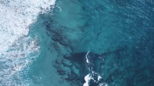 崖とその色と海が注目されている海岸線 — ストック写真