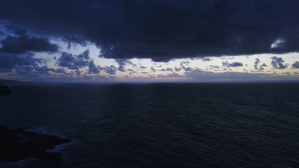 Uçurumlarıyla Renkleriyle Deniziyle Kıyı Şeridi — Stok fotoğraf