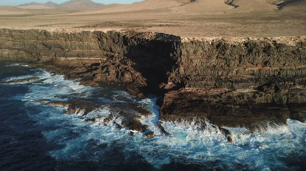 Ακτογραμμή Βράχια Και Χρώματα Και Θάλασσα Γίνονται Αντιληπτά — Φωτογραφία Αρχείου