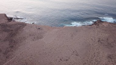 Kayalıklarla ve renkleriyle kıyı şeridi