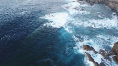 Kayalıklarla ve renkleriyle kıyı şeridi