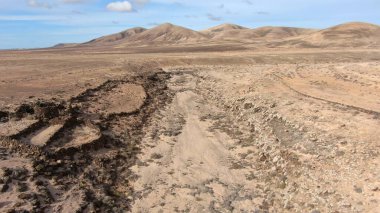 Kayalıklarla ve renkleriyle kıyı şeridi