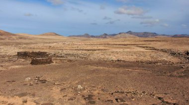 Kayalıklarla ve renkleriyle kıyı şeridi