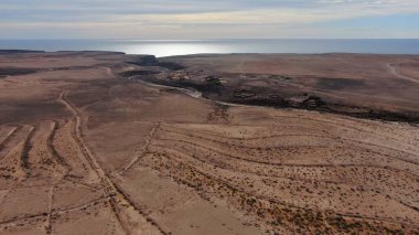 Kayalıklarla ve renkleriyle kıyı şeridi