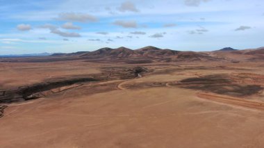 Kayalıklarla ve renkleriyle kıyı şeridi