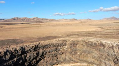 Kayalıklarla ve renkleriyle kıyı şeridi