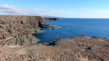 Kayalıklarla ve renkleriyle kıyı şeridi