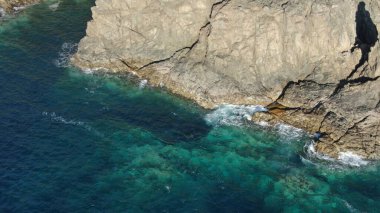 Kayalıklarla ve renkleriyle kıyı şeridi