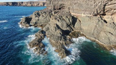 Kayalıklarla ve renkleriyle kıyı şeridi